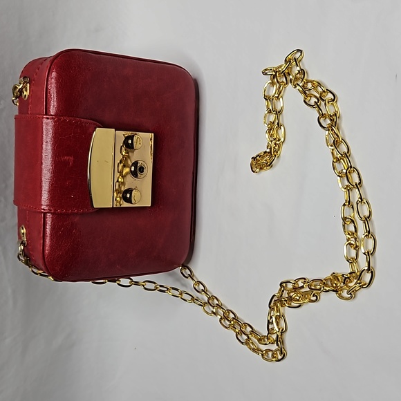 Cinti Red Leather Square Long Gold Chain Crossbody Bag With Lock and Key - Picture 8 of 16